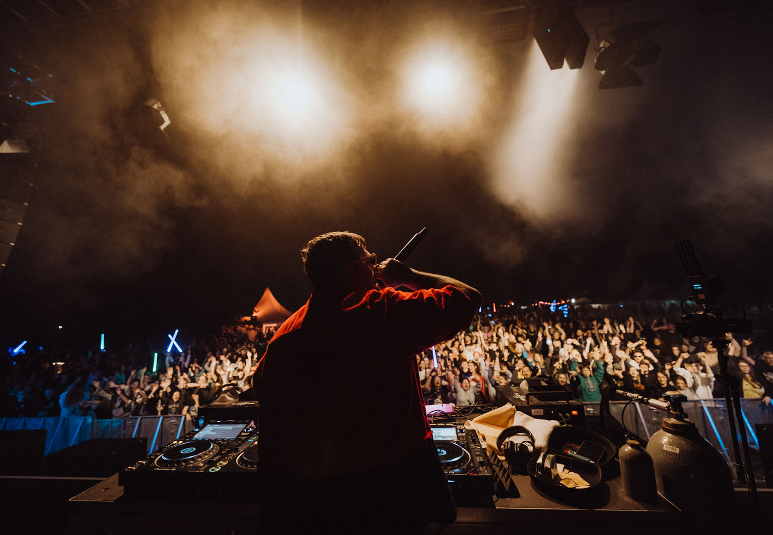 der DJ & Content Creator Nerds At Raves spielt eine Show auf dem Elbenwald Festival 2024.