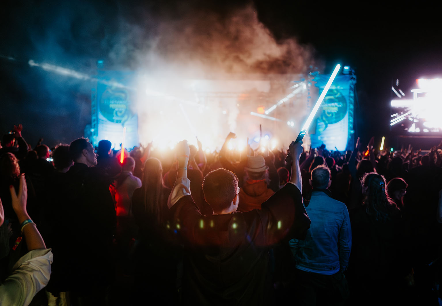 Der DJ & Content Creator Nerds At Raves spielt eine Show auf dem Elbenwald Festival 2024.